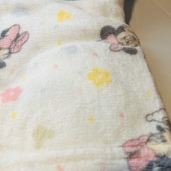 Disney Baby Soft & Cuddly Minnie Mouse 30" x 40" White Baby Blanket - Picture 4 of 10